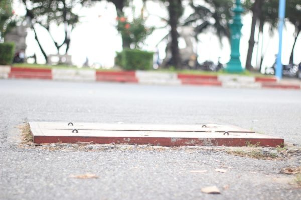 Đa dạng hình ảnh nắp hố ga, nắp cống trên đường phố Việt Nam