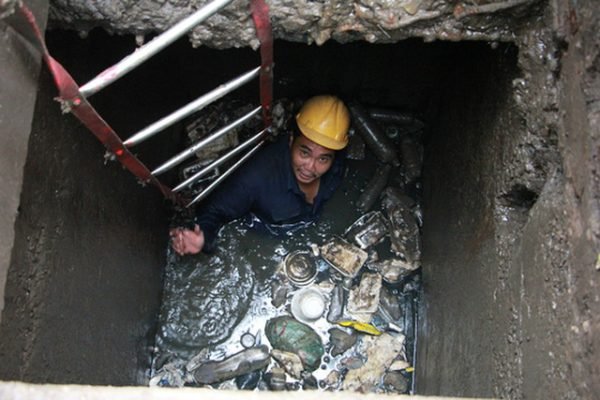 Không có song chắn rác tại các nắp hố ga gây ngập đường Nguyễn Hữu Cảnh