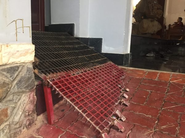 Đại gia Vũng Tàu dùng sàn thao tác Grating để làm lối lên xuống cầu thang