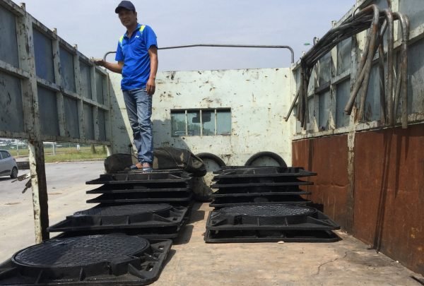 Cận cảnh quá trình bốc xếp nắp hố ga và song chắn rác đi công trình