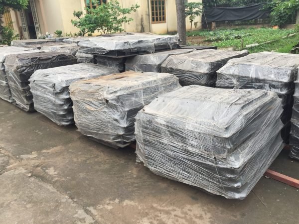 Công tác đóng gói cẩn thận khi bàn giao lô hàng song chắn rác composite