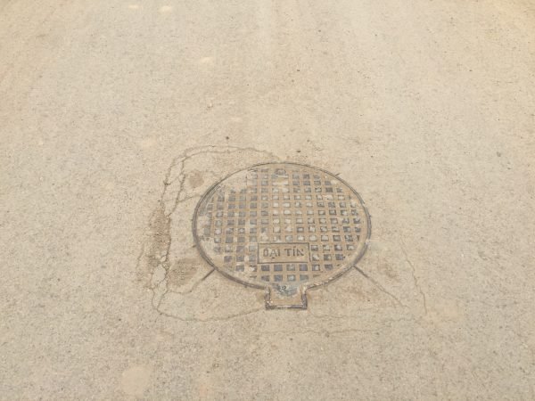 Đường có thể hỏng nhưng nắp hố ga bền vững với thời gian