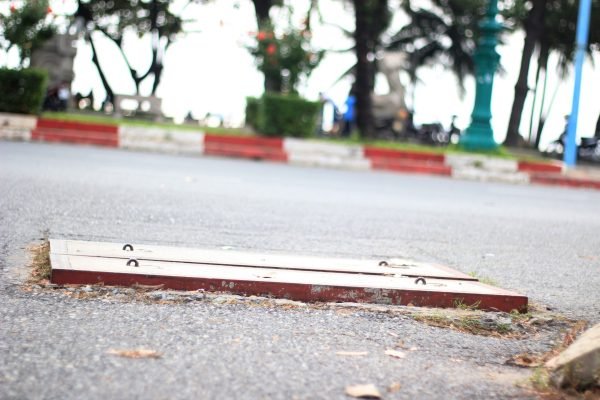 Nắp hố ga cao hơn mặt đường sẽ rất nguy hiểm