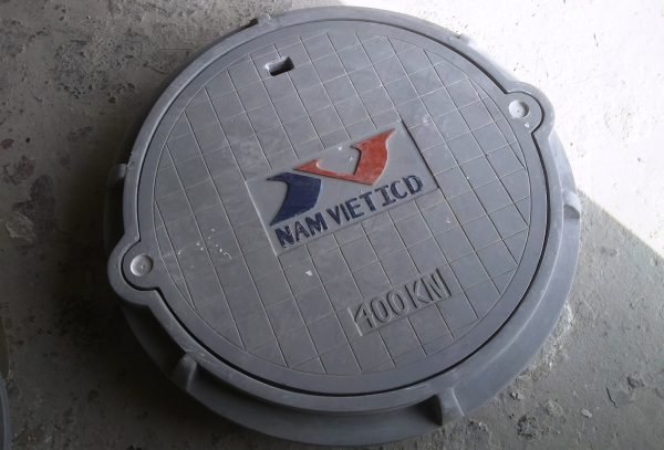 Nắp hố ga composite in logo chủ đầu tư dự án hoặc doanh nghiệp thi công