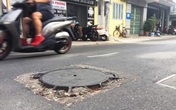 Nên thống nhất quy chuẩn chung trong thiết kế nắp hố ga trên toàn quốc