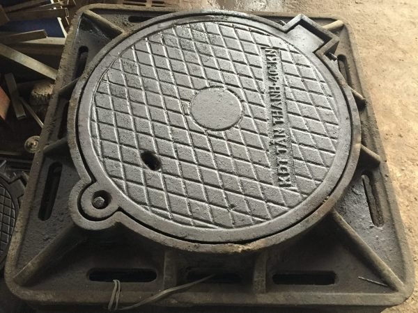 So sánh những điểm vượt trội giữa nắp hố ga composite và gang cầu