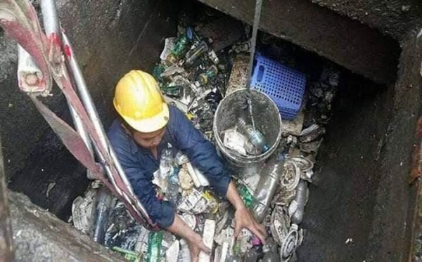 Trước khi quét rác lùa xuống hố ga, nắp cống hãy nhìn lại những hình ảnh này