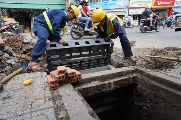 TPHCM sẽ lắp đại trà nắp hố ga thông minh chống ngập
