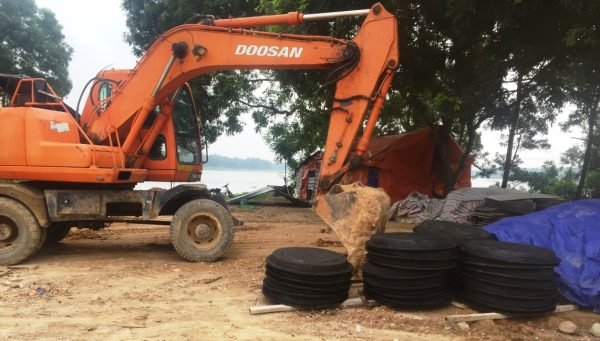 Trên công trường thi công hạng mục lắp đặt nắp hố ga